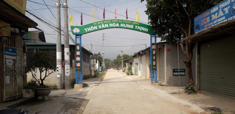 Đường vào thôn văn hoá Hưng Thịnh, nơi cư trú của gia đình chị Trần Thị Hiền