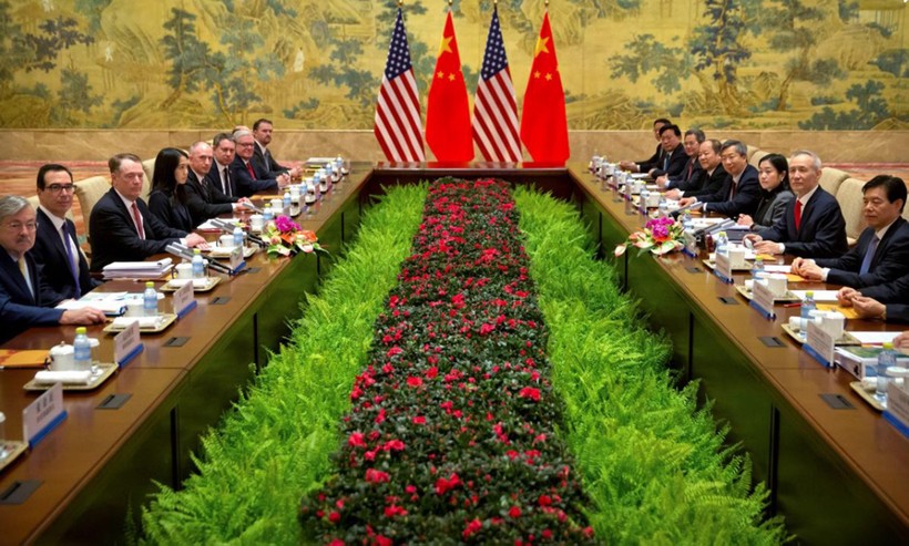 Đại diện phái đoàn cấp cao Hoa Kỳ và phái đoàn cấp cao Trung Quốc trước phiên khai mạc đàm phán thương mại diễn ra tại Bắc Kinh hôm 14/2