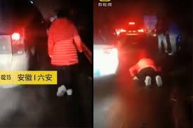 Trung Quốc: Con gái quỳ xin nhường đường cho xe cấp cứu chở cha