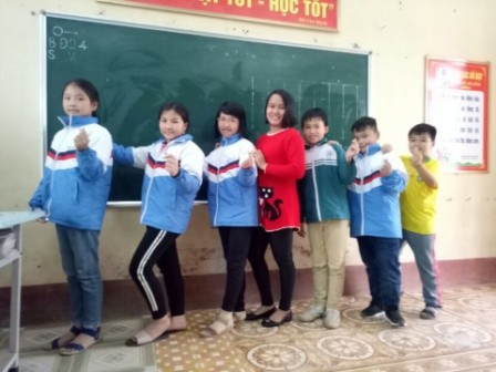 Cô giáo Nguyễn Thị Cúc cùng học sinh trong giờ học tiếng Anh.