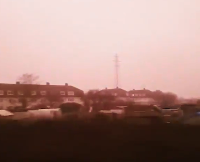 Kỳ lạ hiện tượng sương mù màu hồng ở Anh