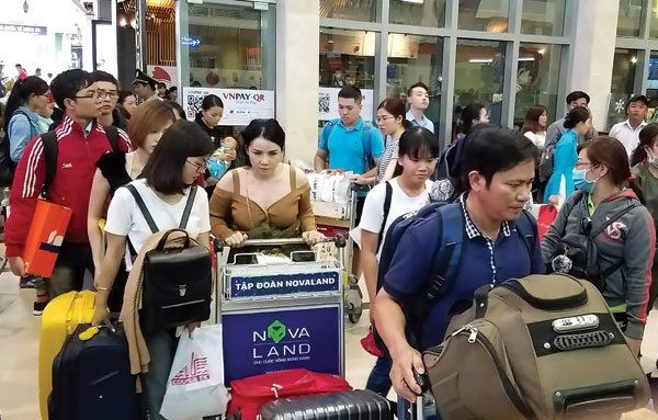 Năm 2018, sân bay Tân Sơn Nhất đã đón 38,414 triệu hành khách trong khi tổng công suất của 2 nhà ga T1, T2 hiện hữu mới đạt khoảng 28 triệu khách mỗi năm - Ảnh: Phan Tư
