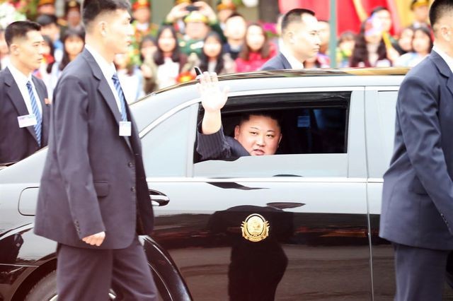 Ảnh Chủ tịch Kim Jong-un vẫy chào người dân Việt Nam trên báo quốc tế