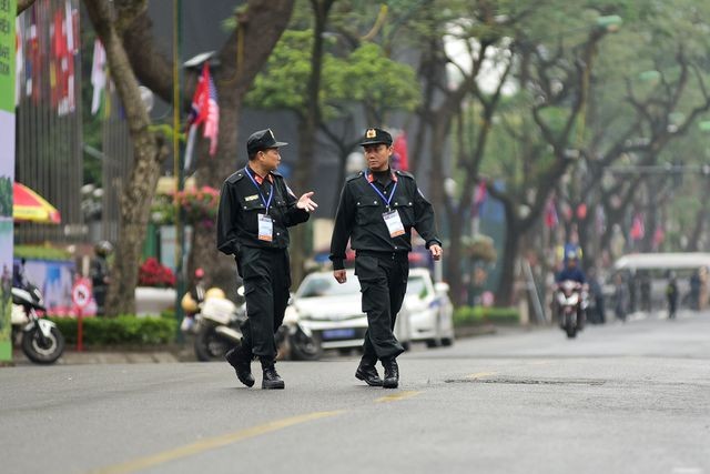 Siết chặt an ninh tại đường Lý Thường Kiệt trước giờ đón Chủ tịch Triều Tiên Kim Jong-un