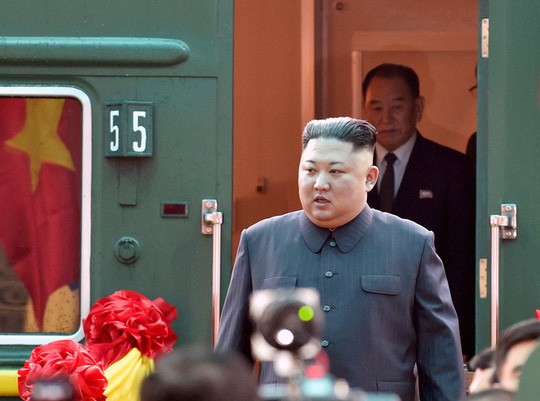 Tại sao ông Kim Jong-un để cận vệ chạy theo xe?