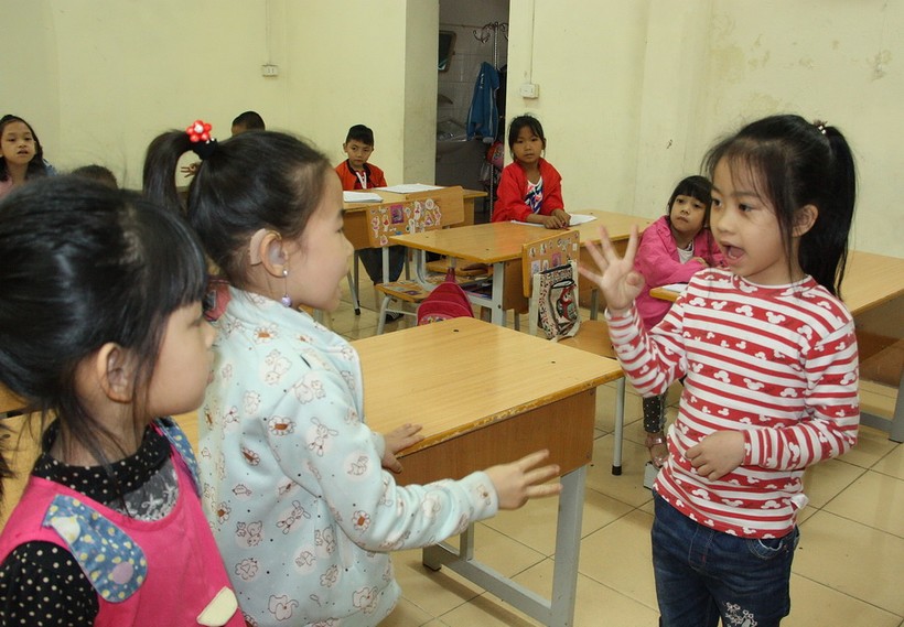 Nhóm trẻ câm điếc của Trường Giáo dục và Hỗ trợ trẻ em bị thiệt thòi tỉnh Thái Nguyên đang trao đổi với nhau bằng ngôn ngữ kí hiệu