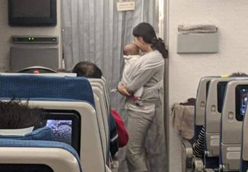 Cách cư xử văn minh trên máy bay của một bà mẹ trẻ