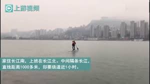 Thanh niên Trung Quốc chèo thuyền đi làm để tránh... tắc đường