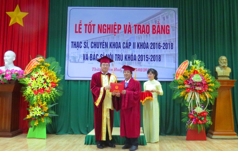  PGS.TS. Nguyễn Vũ Quốc Huy - Phó Hiệu trưởng phụ trách Trường ĐH Y dược, ĐH Huế trao bằng cho học viên tại lễ tốt nghiệp