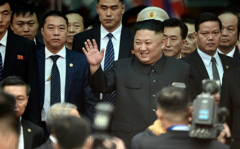 Chủ tịch Triều Tiên Kim Jong-un vẫy tay đáp lại sự chào đón nồng nhiệt của người dân Việt Nam