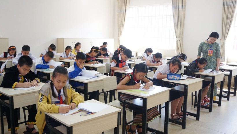 Các học sinh tham dự phần Giao lưu kiểm tra hiểu biết kiến thức tiếng Việt