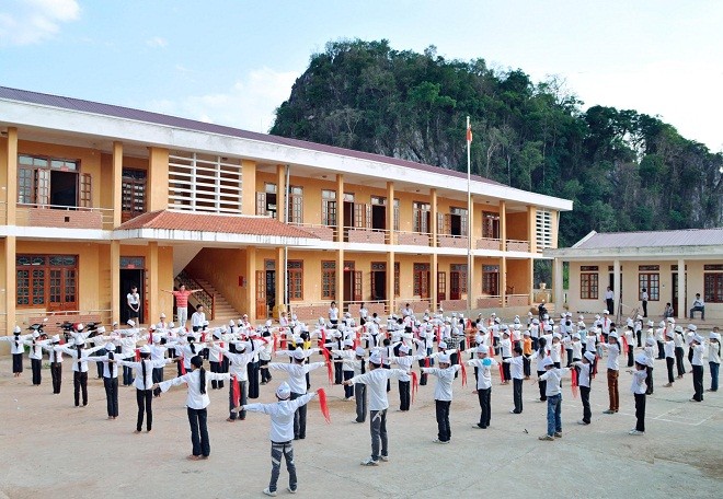 Hoạt động tập thể dục giữa giờ của học sinh Trường Tiểu học Nậm Mạ (Lai Châu)