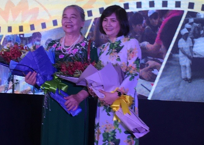 Bà Nguyễn Thị Kim Lai (trái) và ThS Hoàng Minh Hoàn