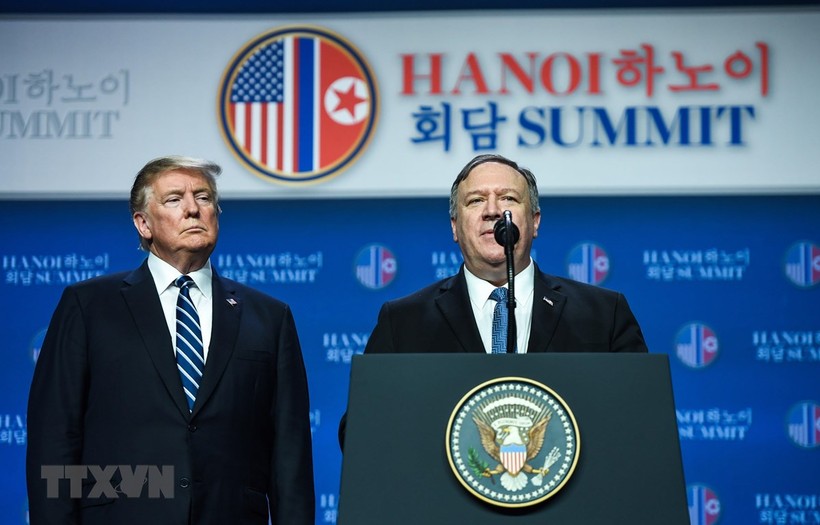 Ngoại trưởng Mỹ Mike Pompeo (phải) và Tổng thống Mỹ Donald Trump trong cuộc họp báo sau Hội nghị thượng đỉnh Mỹ - Triều lần hai ở Hà Nội ngày 28/2/2019. (Ảnh: AFP/TTXVN).