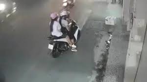 Dừng xe giữa đường gọi điện thoại, người phụ nữ cùng 2 đứa trẻ gặp tai nạn kinh hoàng