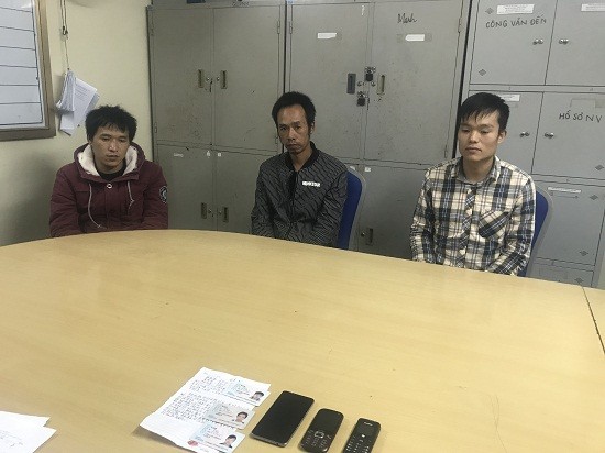 Ba đối tượng truy nã người Trung Quốc tại cơ quan công an, ảnh: QTV


