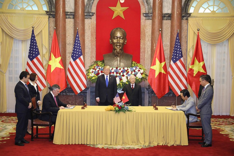Tổng Bí thư, Chủ tịch nước Nguyễn Phú Trọng và Tổng thống Donald Trump chứng kiến lễ ký kết các văn bản hợp tác. Ảnh: Quang Khánh