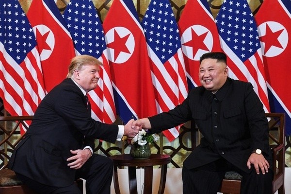 Tổng thống Mỹ Donald Trump và Chủ tịch Triều Tiên Kim Jong-un bắt tay tại buổi gặp tối 27/2