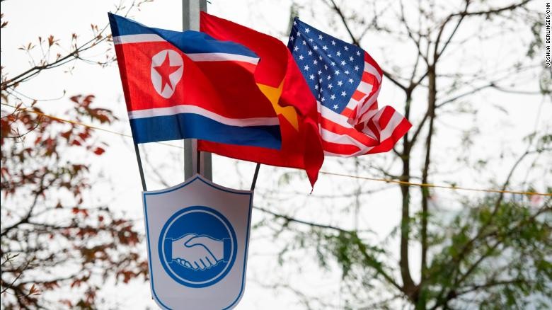 Quốc kỳ của Việt Nam, Mỹ và Triều Tiên tung bay bên hồ Hoàn Kiếm (Hà Nội)