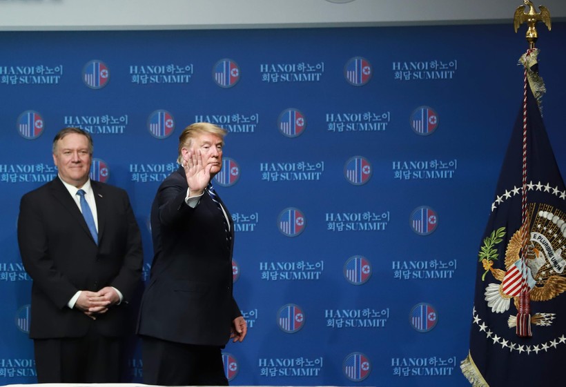 Tổng thống Mỹ Donald Trump vẫy tay chào sau khi kết thúc cuộc họp báo tại khách sạn Marriot chiều 28/2. Ảnh: Quang Khánh
