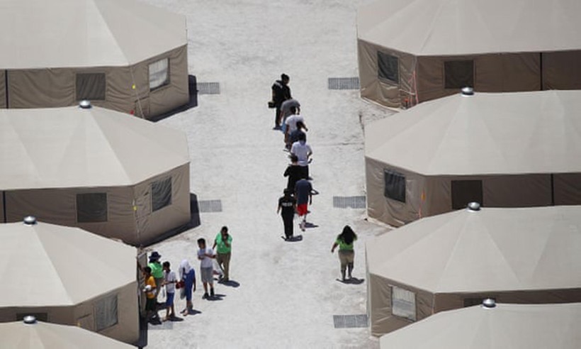 Trẻ em và nhân viên tại một khu lều trại gần cảng nhập cảnh Tornillo ở Tornillo,Texas (Mỹ) ngày 19/6/2018