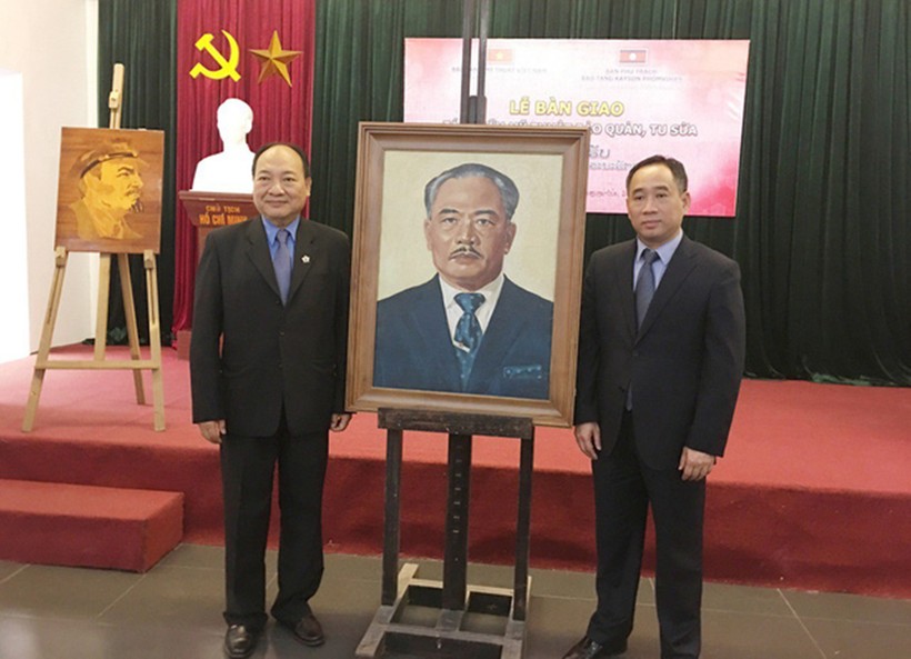 Giám đốc Bảo tàng Mỹ thuật VN Nguyễn Anh Minh (bên phải) bàn giao tác phẩm “Chân dung Hoàng thân Xouphanouvong” cho đại diện Bảo tàng Kaysỏn Phomvihản.