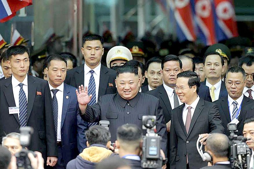 Ông Võ Văn Thưởng, Bí thư Trung ương Đảng, Trưởng ban Tuyên giáo Trung ương và các quan chức đón ông Kim Jong Un tại ga Đồng Đăng. Ảnh: AP