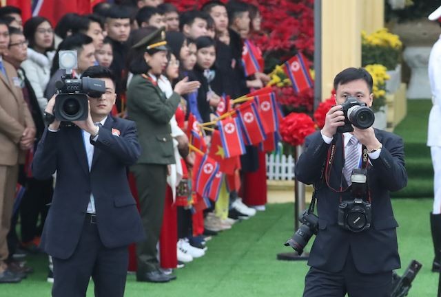 Những phóng viên Triều Tiên lặng lẽ chuyên tâm tác nghiệp tại Việt Nam
