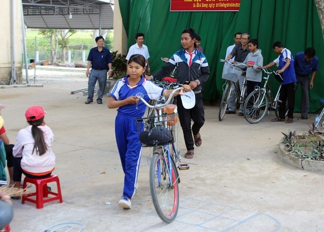 Phú Yên: Thầy giáo “giữ chân” học trò bằng những chiếc xe đạp cũ