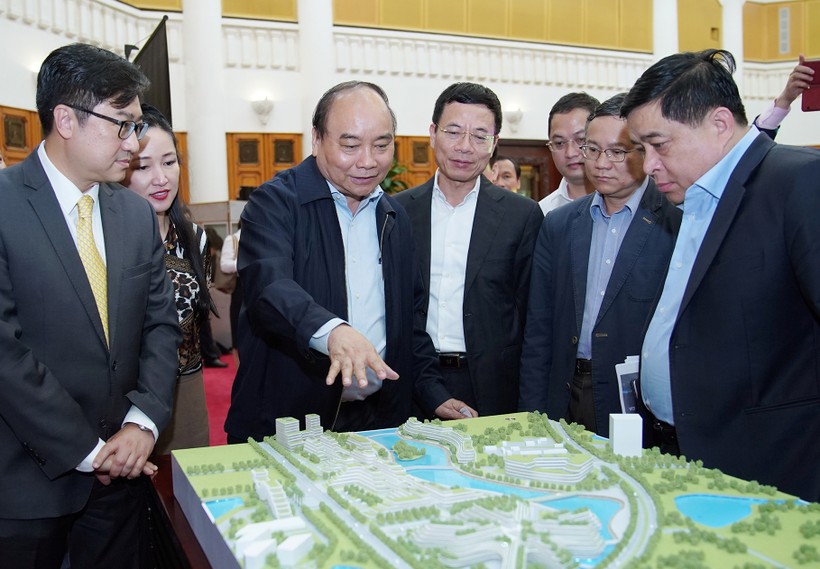 Thủ tướng Nguyễn Xuân Phúc và đại biểu tham quan mô hình NIC