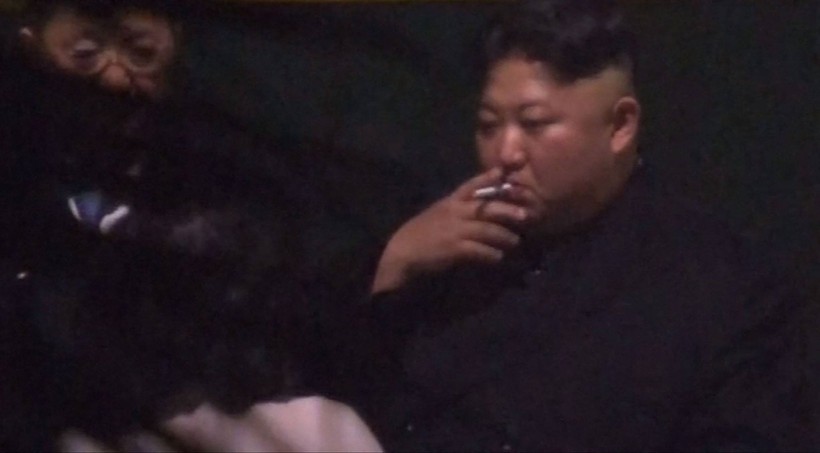 Tại sao ông Kim Jong-un dùng gạt tàn khi hút thuốc ở nhà ga Trung Quốc?