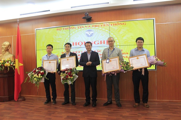 Thứ trưởng Bộ TT&TT Phạm Hồng Hải trao Bằng khen cho các đơn vị, cá nhân có thành tích xuất sắc trong công tác triển khai IPv6