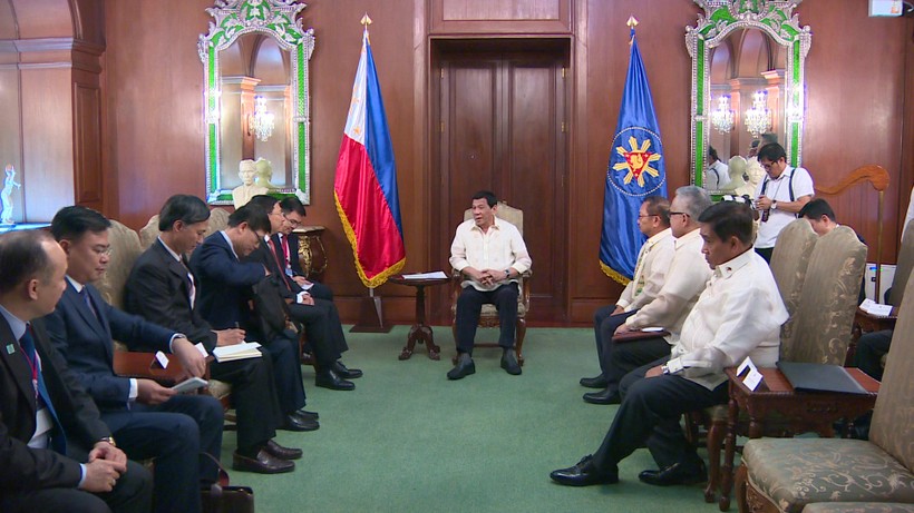 Phó Thủ tướng Phạm Bình Minh hội kiến Tổng thống Philippines Duterte. (Ảnh do Bộ Ngoại giao cung cấp)