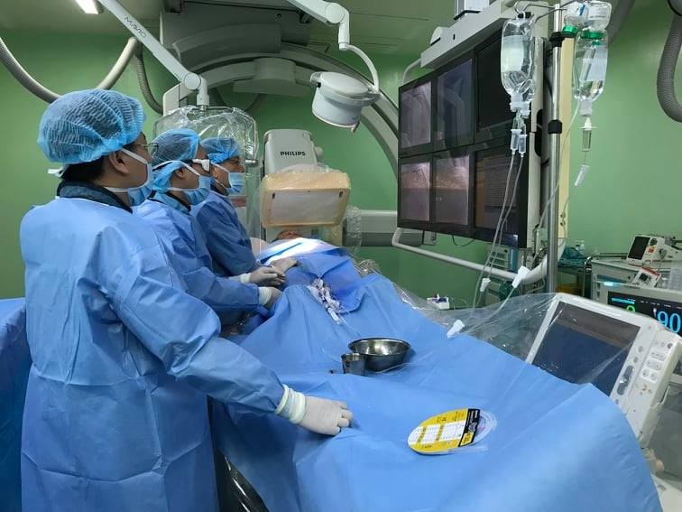 Các bác sĩ đang tiến hành đặt khẩn cấp stent động mạch liên thất trước kịp thời cứu sống bệnh nhân