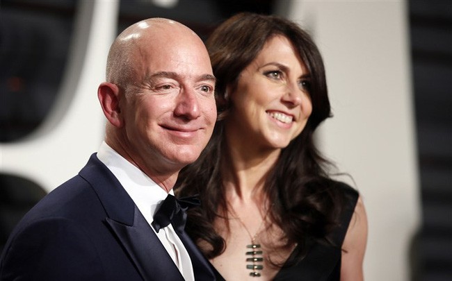 Tỷ phú nước Mỹ Jeff Bezos và vợ MacKenzie Bezos thông báo ly hôn sau 25 năm chung sống.