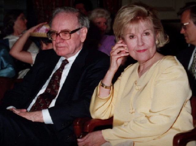 Warren Buffett: Vợ là một trong những người thầy vĩ đại nhất của tôi