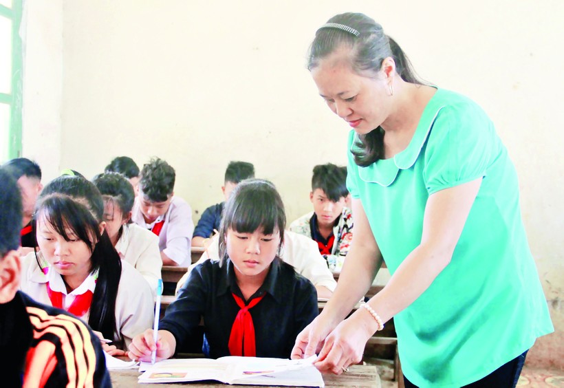  Cô giáo Mai Thị Lâm tận tình chỉ dạy cho học trò. 	Ảnh: Thế Lượng