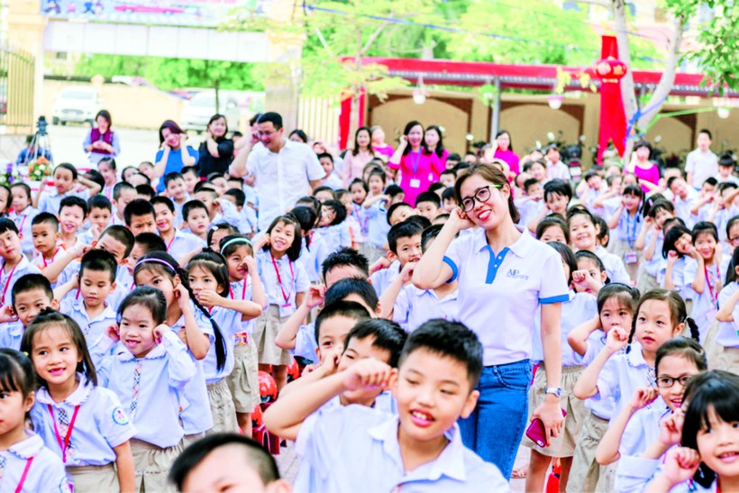 Trần Thị Nhài trong một dự án giúp đỡ học sinh ở Việt Nam