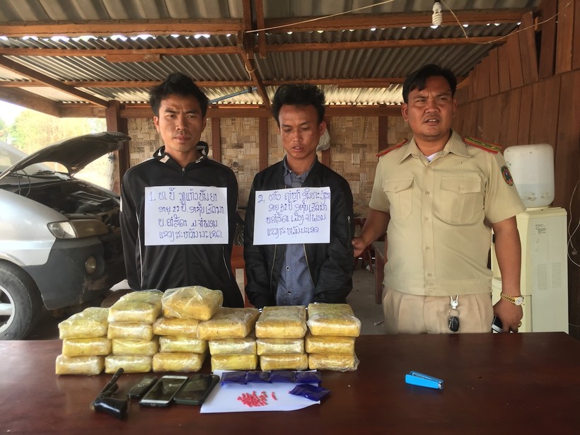 2 đối tượng người Lào cùng số ma tuý bị bắt giữ. Ảnh: BĐBP Quảng Trị