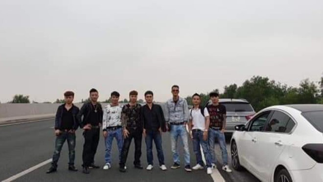 Nhóm thanh niên đứng hàng ngang trên đường cao tốc chụp ảnh
Ảnh trên mạng xã hội.