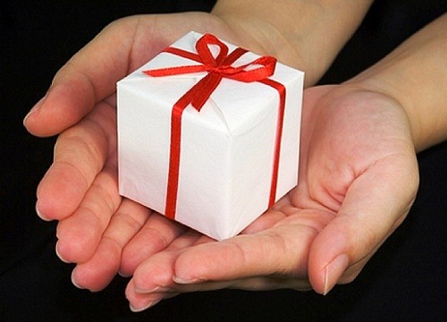 Trao quà học sinh khó khăn: “Của tặng không bằng cách tặng” 
