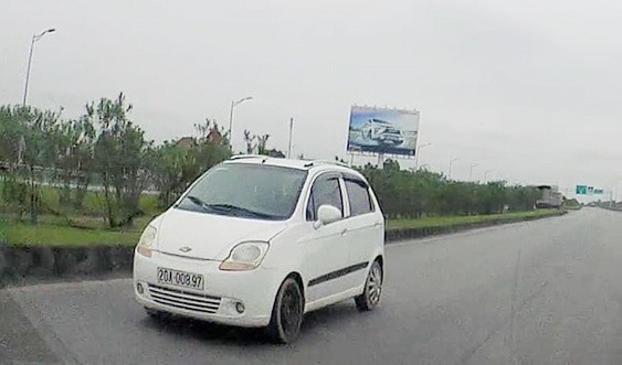 Ô tô BKS 20A-008.97 chạy ngược chiều của đường cao tốc Hà Nội - Thái Nguyên