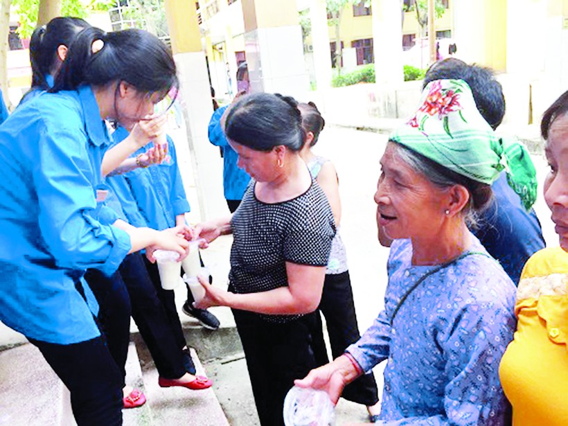 Học sinh Trường THPT số 1 TP Lào Cai phát cháo miễn phí cho bệnh nhân (Ảnh nhân vật cung cấp)