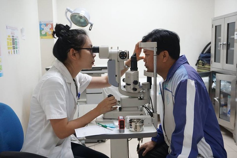 Các bệnh nhân lớn tuổi ở các huyện Phong Điền, huyện Quảng Điền, Thị xã Hương Trà được khám mắt miễn phí.

