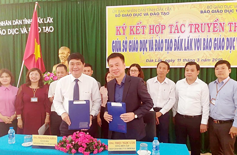 Tổng biên tập Triệu Ngọc Lâm (bên phải) và Giám đốc Sở GD&ĐT Đắk Lắk Phạm Đăng Khoa (bên trái) trao văn bản ký kết