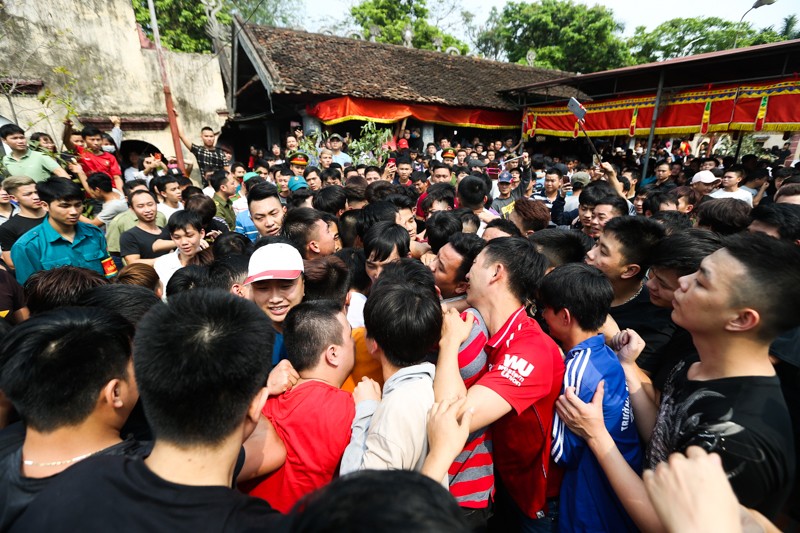 Đầu giờ chiều hàng trăm thanh niên có mặt tại sân đình Sơn Đồng để đợi những cây bông tre được mang từ đình ra ngoài

