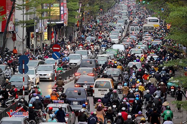 Hà Nội cấm xe máy: 200 triệu mua được ô tô, đường lại càng tắc