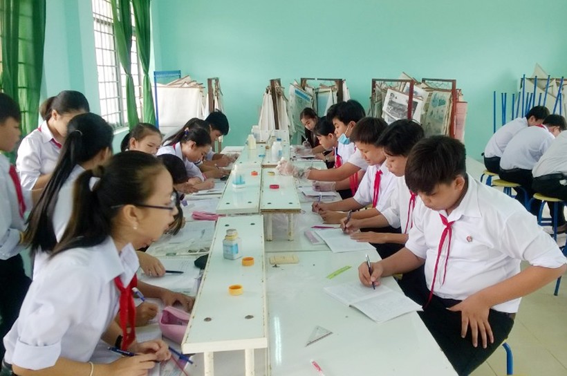 Trong giờ thực hành Sinh học tại Trường THCS thị trấn Vĩnh Thuận (Kiên Giang). Ảnh: Đức Chiêm