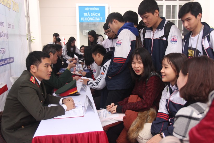 HS TP Vinh (Nghệ An) tham gia tư vấn hướng nghiệp năm 2019. Ảnh: Hồ Lài