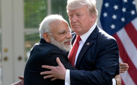Những vòng tay nồng ấm của Donald Trump và Narendra Modi không làm dịu được căng thẳng thương mại Mỹ - Ấn
